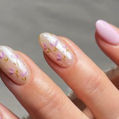 Mauve Prom Nails, Flowery Short Nails, Dainty Floral Nail Art, Floral Nail Inspiration, Mauve Floral Nails, Wildflower Wedding Nails For Bride, Floral Purple Nails, Floral Chrome Nails, Soft Floral Nails