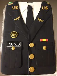 Military Army Uniform Sheet Cake. 803-386-8806 Info@VintageBakery.com Army Retirement Cake, Retirement Reception, Masculine Cake, Cakes Graduation, Fire Fighter Cake, Button Cake, Army Birthday Parties