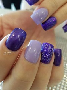 Fun Nails Purple, Purple Dip Nail Designs, Summer Gel Nails Purple, Purple Nails Designs Glitter, Purple Dip Nail Ideas, Purple Nails Dip, Fingernail Designs Summer, Pretty Dip Nails, Nails Brillo