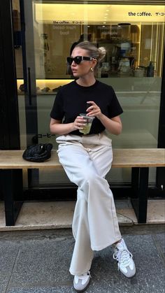 Straight leg white pants with black T-shirt and Sambas Zapatillas Veja, Modest Casual Outfits, Downtown Outfits