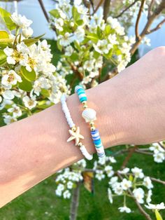 Bracelets that is perfect for the summer! 🐚☀️ Sea Shell Bracelet, Beachy Theme, Coconut Dream, Bracelet Inspo, Bracelets Design, Beach Bracelets, Aesthetic Jewelry, Diy Bracelet Designs, Bead Ideas