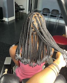 Hairstyles Fake Hair Braids, Mid Back Knotless Braids With Beads, Mid Back Braids For Black Women, Medium Length Box Braids With Beads, Black Hair Protective Styles, Braids And Beads, Short Box Braids