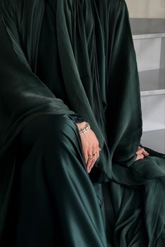 Abaya Cape, Silk Abaya, Green Hijab, Abaya Designs Latest, Popular Clothing Styles, Moroccan Clothing, Modest Casual Outfits, Muslimah Outfit, Lehenga Designs Simple