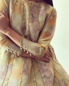 Detail Couture, Pakistani Formal Dresses, Nikkah Dress, Casual Indian Fashion, Pakistani Dresses Casual, Pakistani Fashion Party Wear, Salwar Kamiz, Kurti Designs Party Wear, Sleeves Designs For Dresses