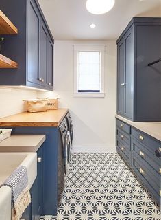 Interior Design Ideas: California Coastal Home - Home Bunch Interior Design Ideas Navy Laundry Room Cabinets, Navy Laundry Room, Coastal Laundry Room, Navy Cabinets, Cabinets Painted