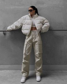 "14 Women's Cargo Pants with a Workwear Feel: Stylish and Functional" Cargo Pants Winter Outfit, Beige Cargo Pants Outfit, Cargo Pants Outfit Winter, White Cargo Pants Outfit, Cargo Outfits Women, Fall Streetwear Outfits, Oversized Plaid Blazer, Cargo Pants Fashion