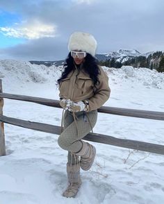 Aspen Trip Outfits, Snow Suits Black Women, Snowsuit Outfit Women, Trendy Snow Outfits, Aspen Outfit Winter Ski Fashion, Snow Tubing Outfit For Black Women, Snow Baddie Outfits, Snowmobile Outfit Woman, Ski Resort Outfits For Women