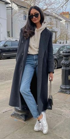 Grey Coat Outfit, Coat Outfit Casual, Long Coat Outfit, Gray Coat, Winter Fashion Outfits Casual, Populaire Outfits, Mode Casual, Looks Street Style, Looks Black