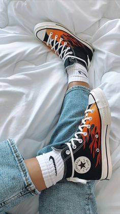 Fire Shoes Sneakers, Shoe Design Converse, Converse Costumised, Fire Converse, Converse Custom Ideas, Customize Converse, Converse Painting Ideas, Flame Converse