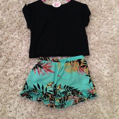 Tropical Shorts with a Black Crop Top <3 #surfgypsy Punta Cana Outfits, Cuba Fashion, Tropical Shorts, Colorful Shorts, Mexico Trip, Travel Outfit Summer, Sun Beach, Black Crop Top, Tropical Vacation