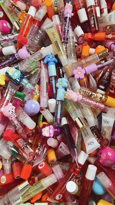 LIP GLOSS LUCKY SCOOPS   SMALL SCOOP (8-11 Items) LARGE SCOOP (28-32 Items)   Items Could Include: Lip Gloss Lip Masks Lip Oil Lip Scrubs Lipstick etc ☆.。.:*・o☆.。.:*・o☆.。.:*・o☆.。.:*・o☆   ♡ Due to high demand, orders are processed and packed in the order they were received. Please allow around 3-15 business days. ♡ We are NOT responsible for orders once they are shipped/delivered. ♡ By purchasing, you are agreeing that there are NO RETURNS OR EXCHANGES and that all items you receive are a MYSTERY and will not be a duplicate of any other order.  ♡ There is a cancellation fee for ALL orders.   ☆.。.:*・o☆.。.:*・o☆.。.:*・o☆.。.:*・o☆ Asthetic Lip Glosses, Item Beauty Lip Gloss, Lip Gloss Aesthetic, Aliexpress Lip Gloss, Lipgloss Collection, Lip Gloss Bundle, Lip Care Products, Lip Masks, Lip Collection