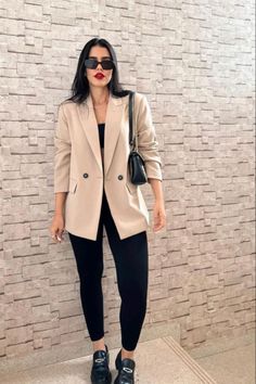 Office Outfits Women Wide Leg Pants, Loafer Business Outfit, Office Spring Outfits Business Casual, Polished Casual Outfits For Women, Blazer And Loafers Outfit, Loafers For Women Outfit Work, Over 50 Winter Outfits, Semiformal Outfit Mujer, Outfit Semiformal Mujer