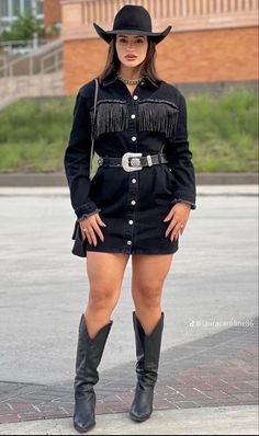 Jean Cowgirl Outfits, Rodeo Outfits For Women Winter, Rodeo Outfits Winter, Looks Cowgirl, Cow Girl Outfits, Rodeo Outfits For Women, Look All Jeans, Traje Cowgirl, Cowgirl Outfits For Women