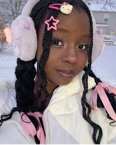 Went outaide in my backyard to enjoy this cute snow day^^ Winter Beauty Face, Winter Photo Ideas Instagram, Aesthetic Winter Hairstyles, Star Hairstyle, Pose Ideas Winter, Winter Braids, Bows In Hair, Braid Hairstyles For Black Women, Braid Hairstyle Ideas