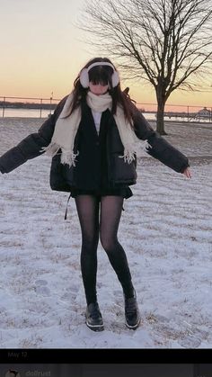 Black Dress And High Boots, Comfortable Autumn Outfit, Bodycon Winter Outfit, Aesthetic Clothes For Winter, 2012 Winter Outfits, Winter Outfits Black And White, Airport Cute Outfit, Clothes Winter Aesthetic, Snow Weather Outfits Winter