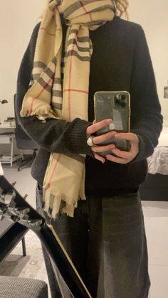 Burberry Scarf Outfit, Women Fashion Aesthetic, Modest Street Style, Scarf Aesthetic, Scarf Outfit Winter, Fall Outfit Inspiration, Outfit Simple, Skater Girl Outfits, Women's Outfit Sets