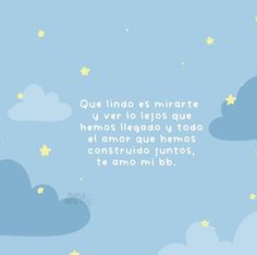 a blue sky with stars and clouds in the background that says, que lindao es mira