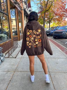 This botanical wildflower Fall hoodie will become your new favorite go-to. Perfect for the cottagecore aesthetic and flower lovers. ➡️ Design is printed on back of hoodie. The front is blank ⬅️ 🤩 TIP: These run true to size. If you want an oversized look size up 2-3 sizes. 😉 ✅ Information: ★ Gildan Unisex Hoodie ★ -50% Cotton 50% Polyester -Medium-heavy fabric -Classic fit -Tear away label -Runs true to size ✅Design Printing Design printed using Direct to Garment (DTG) print technology. ✅ Care Aesthetic Hoodie Design Ideas, Fall Hoodie Designs, Flower Embroidered Hoodie, Cute Aesthetic Hoodies, Cute Winter Hoodies, Cute Fall Hoodies, Spring Hoodie Outfit, Fall Hoodie Outfit, Cute Hoodies Aesthetic