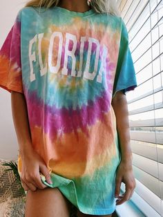 Tie Dye Florida Tee Oversized Tee Shirt, Women's Outfits By Occasions, Women Street, Summer Bucket, Womens Tie, Looks Style, Tie Dye Print, Photo Colour