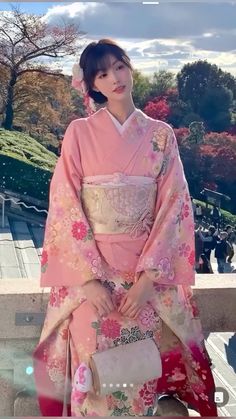 Cherry Blossom Kimono Traditional, Kimono Festival Outfit Japan, Kimono Fashion Japanese, Aesthetic Yukata, Kimono Women Traditional, Cute Kimono Outfits Japanese, Japanese Restaurant Outfit, Kimono Picture Ideas, Pink Kimono Aesthetic