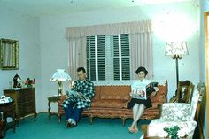 30 Amazing Photos Show What Living Rooms Looked Like in the 1950s30 Amazing Photos Show What Living Rooms Looked Like in the 1950s 1950s Living Room, Playing Musical Instruments, No Internet, Tv Set, Vintage Everyday, Vintage Color, Vintage Branding, The 1950s, Vintage Photography