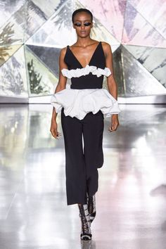 Christian Siriano Fall/Winter 2019 Look 36 Winter Outfits Casual Cold, Diverse Women, Celebrity Closets, Winter Skirt Outfit, Christian Siriano, Casual Chic Outfit, People Dress, Black Power, Street Wear Urban