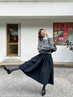 Autumn Simple Outfit, Fw Outfit Ideas, Copenhagen Fall Style, Casual Skirt Outfits Winter, Baggy Fall Skirt, Autumn Skirt Outfits 2024, Academia Long Skirt, Long Skirt Academia Outfit, Winter London Outfits