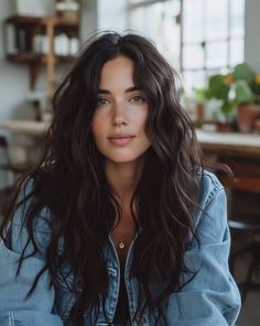 25 cortes de pelo tendencia de otoño 2024: descubre el que más te favorece según tu cara Long Layered Brown Hair, Long Textured Haircut, Mid Back Length Hair, Pale Skin Dark Hair, Wavy Brunette Hair, Herb Products, Vanessa Hudgens Hair, Newyork Streetstyle, Long Wavy Haircuts