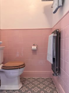 Pretty pink tiles Wes Anderson Bathroom, Old Pink Tile Bathroom Ideas, Pink Tile Bathroom Ideas, Wes Anderson Inspired, Pink Toilet, Bathroom Retro, Toilet Ideas