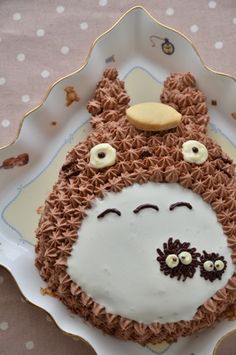 a cake decorated like a giraffe with eyes on it's face and nose