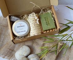 Gardener's Gift Box Exfoliating Soap Hemu Soap dish Sisal Soap Bag Beeswax Lotion and Pumice stone 🌿 D E S C R I P T I O N Our Gardener's Scrub Gift Box makes the perfect gift for any keen gardener or in fact for anyone who loves to work outdoors.  The Gardener's Scrub gift box contains the following items: 1 Gardener's scrub soap (lemon & basil exfoliating soap) 100g/ 3.5oz; 1 Hemu wooden soap dish; 1 Sisal Bag 1 Nourishing lotion bar with beeswax (100g/ 3.5oz) 1 Beeswax lip balm  🌿 THE GARDE Beeswax Lotion, Wooden Soap Dish, Soap Bag, Beeswax Lip Balm, Lotion Bar, Essential Oil Mixes, Eco Packaging, Aromatic Oils, Geranium Oil