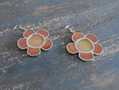 A set of handmade stained glass earrings. In the shape of retro styled flowers, made with iridescent glass and hypoallergenic hooks. Stained Glass Earrings, Handmade Jewelry Gift, Retro Stil, Glass Earrings, Style Retro, Flower Earrings, Earrings Handmade, Stained Glass, Jewelry Earrings Dangle