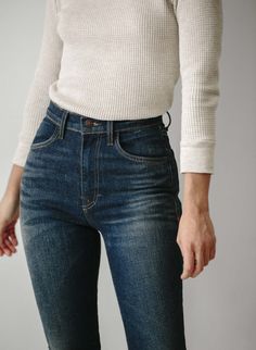 Bats Aesthetics, Cheap Ripped Jeans, Elizabeth Berkley, Best Jeans For Women, Camila Morrone, Mid Waist Jeans, Perfect Jeans, Best Jeans, Coven