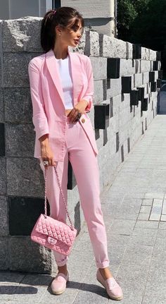 Pink Pants Outfit, Cute Office Outfits, Bright Colored Outfits, Business Dress Women, Look Rose, Pink Suit, Workwear Fashion, Vk Com, Pink Outfits