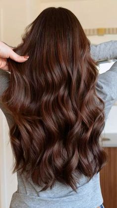 Chocolate Auburn Hair, Brownish Red Hair, Copper Brown Hair, Dark Auburn Hair, Mahogany Hair, Red Hair Inspo, Brown Hair Looks, Brown Hair Inspo, Chocolate Hair