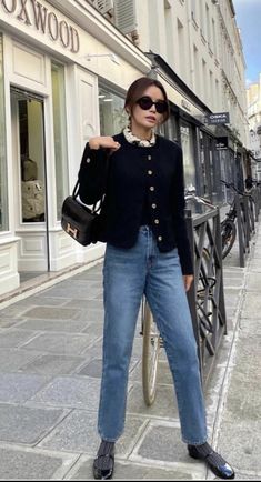 Womens Professor Outfits, Parisian Chic Style Autumn, Office Outfits 2023 Winter, Early 2000s Classy, Lady Jacket Outfit, Parisian Winter Outfits, Tweed Blazer Outfit, Outfits For Warm Weather, Chique Outfit