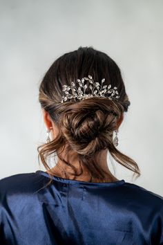 Complete your wedding day look with our specially designed bridal hair accesories. From our delicate wedding hair comb to our intricate bridal hairpiece, find the perfect finishing touch for your wedding hair. Explore our collection of bridal accesories and shine on your special day. The Lola hair comb, handcrafted, features small marquise-shaped crystal beads on delicate wire. The stones have a sparkle that gives a luxurious look. Perfect for a luxurious boho style, a modern bride, or even for Bridal Hair Accesories, Lola Hair, Tiara Bride, Bridal Accesories, Bridal Hairpiece, Headband Bridal, Headband Wedding, Rhinestone Tiara, Crystal Headband