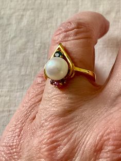 SPLENDID VINTAGE ART DECO RING IN STERLING SILVER AND GOLD (VERMEIL) FULLY WORKED ENcrusted WITH AN IMPOSING REAL PEARL, 1 BLUE SAPPHIRE, 2 AMETHYST AND ONE RUBY. ALL STONES ARE AUTHENTIC AND GENUINE. REMARKABLE WORK, REAL PRECIOUS STONES, VERY WORKED STERLING SILVER FRAME. IMPOSING NATURAL PEARL: 8.5 mm. SUBLIME NATURAL SAPPHIRE: 3.2 mm. MAGNIFICENT NATURAL RUBY: 2.5 mm. 2 STUNNING GENUINE AMETHYST. RING WIDTH: 17 mm. FRENCH SIZE: 56. US SIZE: 7 1/2. HALLMARKS: 925. WEIGHT: 3.6 gr. IN VERY GOOD Heirloom Multi-stone Pearl Ring As Gift, Heirloom Multi-stone Pearl Ring Gift, Gold Multi-stone Pearl Ring Gift, Gold Multi-stone Pearl Ring As A Gift, Gold Multi-stone Pearl Ring For Anniversary, Anniversary Yellow Gold Multi-stone Pearl Ring, Gold Multi-stone Pearl Ring In Fine Jewelry Style, Gold Ring Vintage, Vintage Art Deco Rings