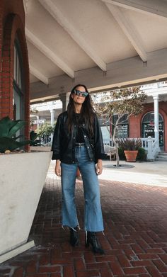 Fall Outfits For Concerts, Boot Casual Outfit, Converse Going Out Outfit, Sleek Edgy Outfits, Minimalist Edgy Outfits, Black Platform Ankle Boots Outfit, Chelsea Boot Jeans Outfit, Washed Black Denim Jacket Outfit, Short Combat Boots Outfit