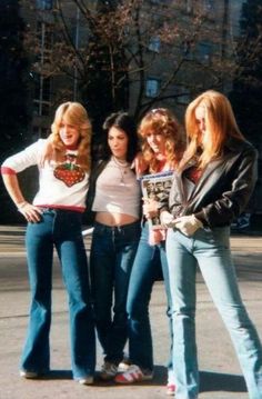 80’s Aesthetic, The Runaways, Lita Ford, Girl Punk, 70s Women, 70s Inspired Fashion, 70s Aesthetic, Women Of Rock, 70s Outfits