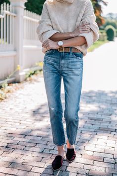 Jess Ann Kirby's fall style wearing a chunky knit turtleneck sweater, ag jeans and madewell velvet mules Minimalist Fall Outfit, Casual Classy Outfits, Comfy Jeans Outfit, Madewell Style, Beige Blazer, Chunky Knit Sweater, Knit Turtleneck Sweater, Chunky Knits Sweater, Fall Style