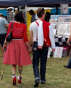 Rockabilly couple! Varsity jacket and all, oh it's just so perfect, why can I never find a guy like this?! ~ Red Gingham Skirt, Mode Rockabilly, Rockabilly Mode, Rockabilly Looks, Pompe A Essence, 50s Rockabilly