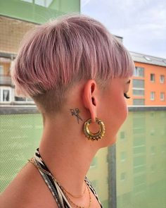 Der pinke Edgar Cut für Frauen ist der Inbegriff des mutigen und trendigen Looks. Diese Frisur verbindet einen modernen Schnitt mit einer auffälligen Farbe, die alle Blicke auf sich zieht. Perfekt für Frauen, die ihre lebendige Persönlichkeit durch ihre Haare ausdrücken möchten. Dieser Look ist ideal für jeden Anlass, von Casual bis zu besonderen Events. Mit dem pinken Edgar Cut setzen Sie ein klares modisches Statement! Pink