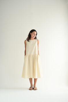 ApuntoB sleeveless, low gathered waist dress in natural. Side pockets. Regular fit. 100% cotton. Made in Italy. Peter Pan Collar Blouse, Petal Sleeve, Hair Accessories Gift, Collar Blouse, Peter Pan Collar, Waist Dress, Sleeve Detail, Natural Linen, Flare Skirt