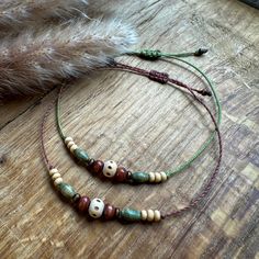 This simple boho bracelet with wooden beads in surfer style is a perfect gift for a friend who loves natural jewelry. This little wooden trinket is a beautiful piece of arm jewelry and a wonderful accessory for any occasion. 𝐃𝐄𝐓𝐀𝐈𝐋𝐒 🌵 Choice of strap color - green or brown 🌵 Wooden beads - natural product 🌵 Adjustable length with sliding knot 🌵 Linhasita macramé yarn 1mm 🌵 Goes with boho, western/country looks 🌵 Pattern burned into each bead by hand 𝐒𝐇𝐈𝐏𝐏𝐈𝐍𝐆 📦 Processing time for handmade products 1-3 working days 📦 Shipping with tracking within Germany, the USA and the rest of the world 📦 Shipping times vary depending on the country (DE 1-5 days, USA 6-8 days) 𝐘𝐎𝐔 𝐌𝐈𝐆𝐇𝐓 𝐀𝐋𝐒𝐎 𝐋𝐈𝐊𝐄 🌵 https://www.etsy.com/de/listing/1318072532/boho-halskette-holz-hipp Granola Girl Jewelry, Wooden Beads Bracelet, Country Looks, Diy Clothes Projects, Wooden Bead Jewelry, Festival Bracelets, Boho Style Bracelets, Jewelry Wood, Surfer Bracelets