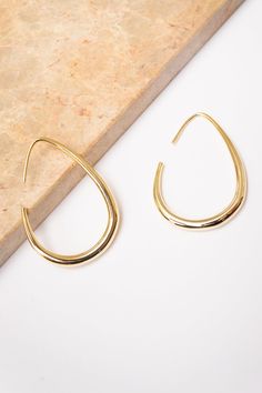 Gold threader hoop earrings go with everything! Elegant and lightweight enough for everyday wear. Dimensions: 1.5 x 1" (4 cm) Materials: Copper, 18k Gold Plating Ships in a branded jewelry pouch and box, perfect for gift giving!