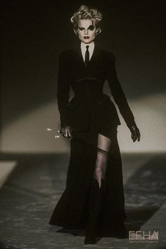 90s Blazer Fashion, Vintage Mugler Runway, High Fashion Goth, Haute Goth, Gothic High Fashion, Runway Fashion Couture, Looks Street Style, Dark Fashion