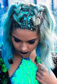 Hairstyles Glitter, Look Da Festival, Rave Hairstyles, Festival Hairstyles, Rave Ideas, Coachella Hair, Glitter Roots, Rave Hair, Festival Glitter