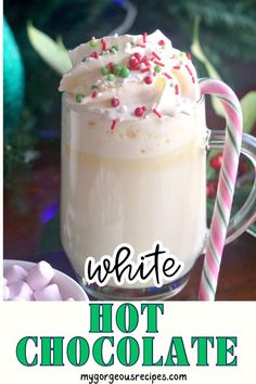 A glass with white hot chocolate and a candy cane. Homemade White Hot Chocolate, Gingerbread Hot Chocolate, White Chocolate Recipes, Fancy Sprinkles