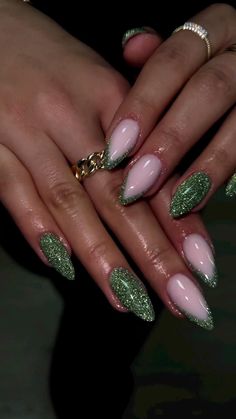 Маникюр Green Sparkle Tip Nails, Emerald Green Xmas Nails, Sparkling Green Nails, Pink And Green Glitter Nails, Green Sparkling Nails, Sparkly Light Green Nails, Green Xmas Nails Designs, St Patrick S Day Nails, Sparkly Green Christmas Nails